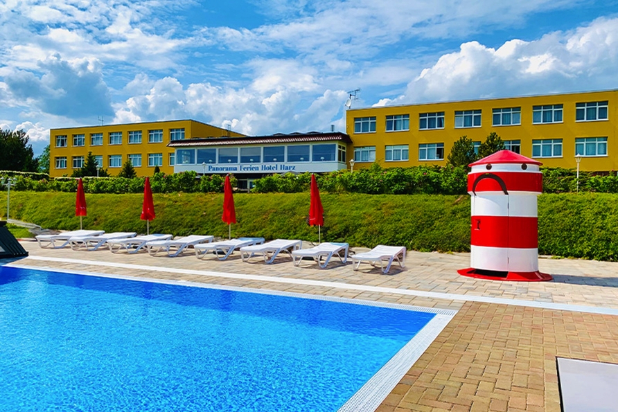 Entspannen Sie am neuen Außenpool des Panorama Ferien Hotels Harz. 