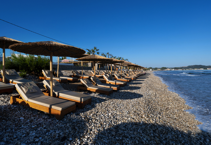 Auch am Privatstrand des Hotels lässt es sich wunderbar verweilen.