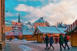 Auf dem Weihnachtsmarkt erleben Sie die festliche Atmosphäre in Begleitung stimmungsvoller Lichter.