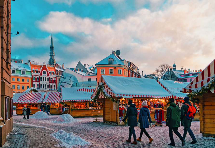 Auf dem Weihnachtsmarkt erleben Sie die festliche Atmosphäre in Begleitung stimmungsvoller Lichter.