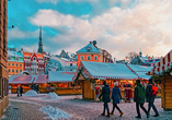 Auf dem Weihnachtsmarkt erleben Sie die festliche Atmosphäre in Begleitung stimmungsvoller Lichter.