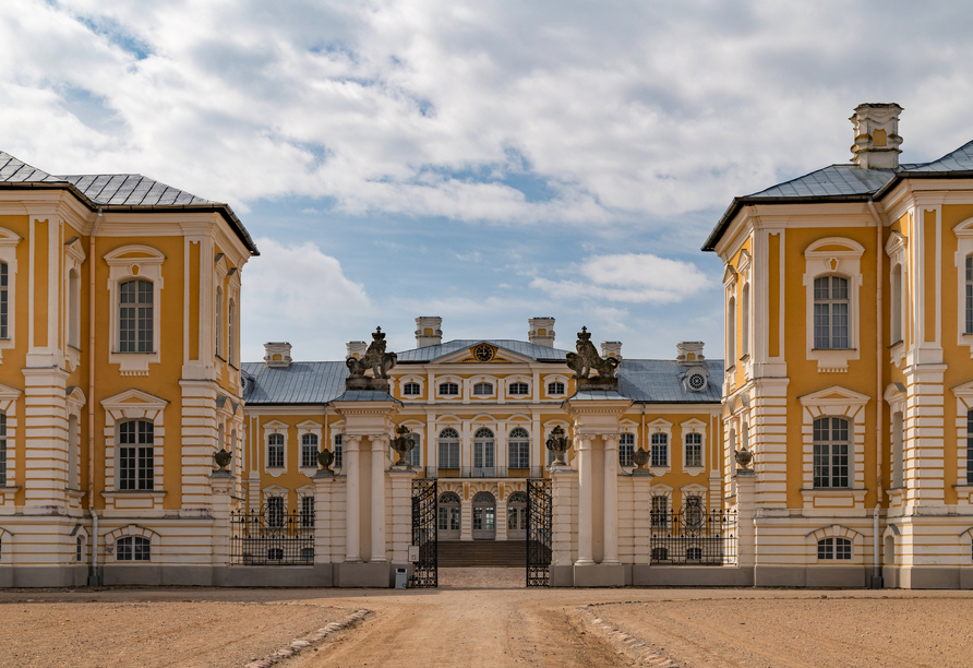 Der Eintritt ins Schloss Rundāle ist für Sie inklusive.