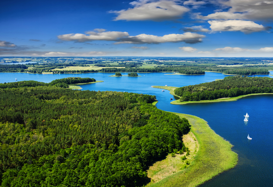 Bei einer Bootsfahrt geht es durch die herrliche Seenlandschaft der Masuren.