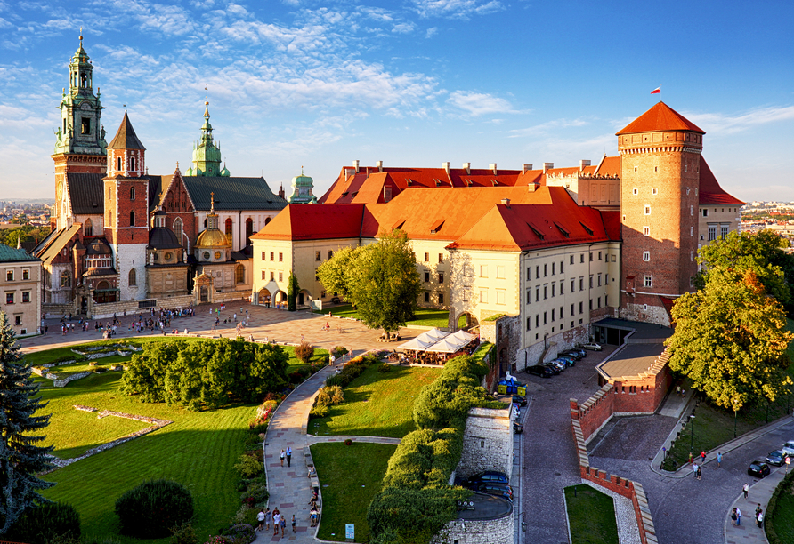 Die Wawel-Burg thront auf einem kleinen Hügel in Krakau.