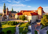 Die Wawel-Burg thront auf einem kleinen Hügel in Krakau.