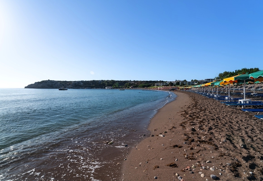 Spazieren Sie den malerischen Sandstrand Kolymbias direkt vor dem Resort entlang.