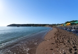 Spazieren Sie den malerischen Sandstrand Kolymbias direkt vor dem Resort entlang.