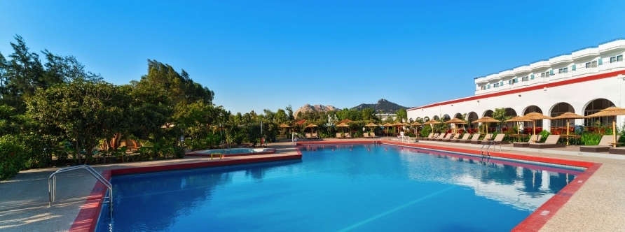Entspannen Sie am traumhaften Außenpool des Resorts.