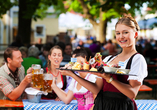 Tauchen Sie ein in die bayerischen Traditionen. Genießen Sie eine leckere Brotzeit und frisch gezapftes Bier.