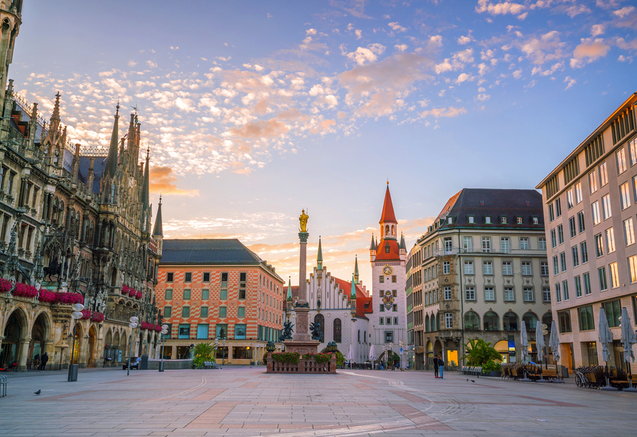 Der Marienplatz ist der zentrale Platz der Münchner Innenstadt und Teil der Fußgängerzone. 