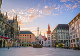 Der Marienplatz ist der zentrale Platz der Münchner Innenstadt und Teil der Fußgängerzone. 