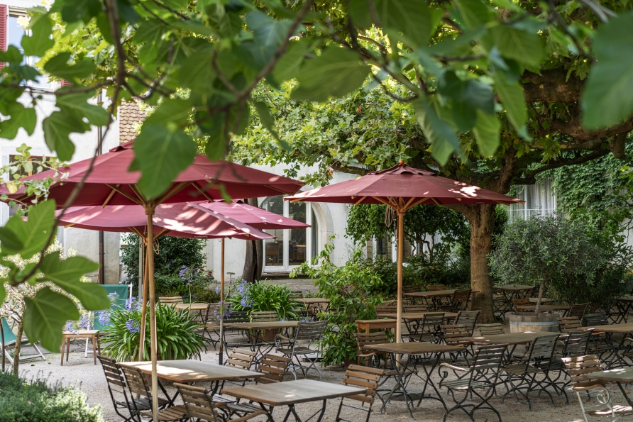 In den Sommermonaten lädt das Restaurant Sie dazu ein, auf der Terrasse Platz zu nehmen.