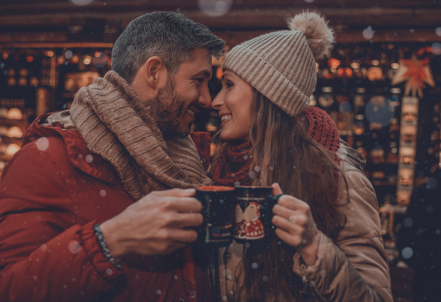 Wärmen Sie sich bei einer Tasse Glühwein auf und genießen Sie die zauberhafte Atmosphäre der Weihnachtsmärkte.