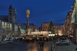 Flanieren Sie abends über den Linzer Weihnachtsmarkt.