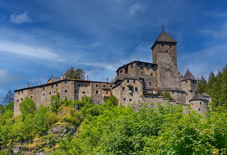 Besichtigen Sie die imposante Burg Taufers.