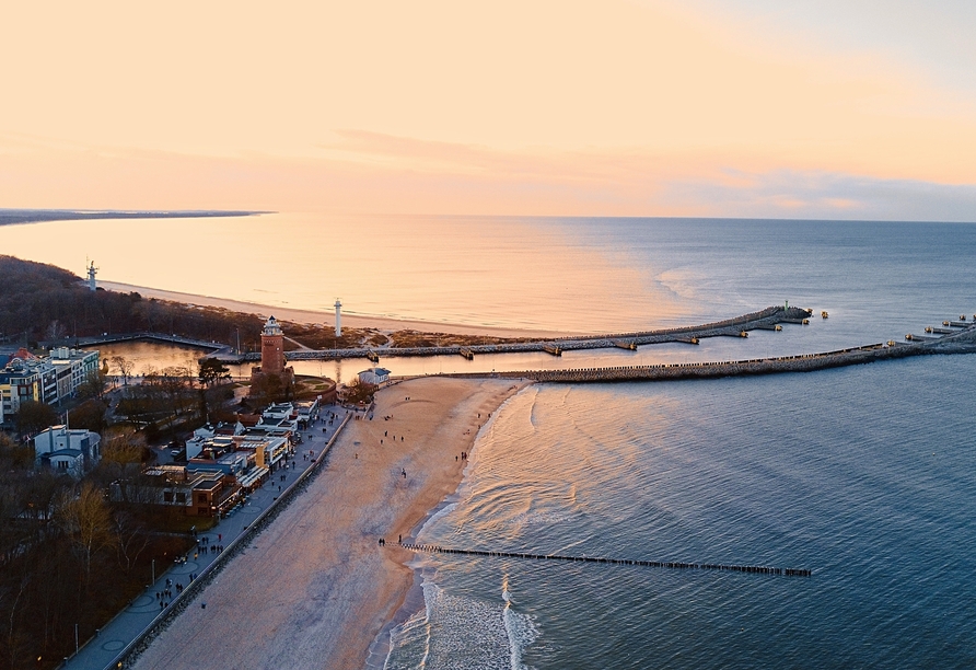 Blick auf den Hafen und den Leuchtturm von Kolberg im Winter