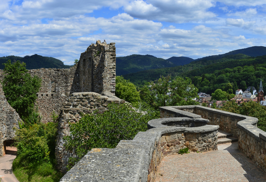 Nicht weit ist es bis zur Burgruine in Badenweiler, von wo aus Sie eine grandiose Aussicht genießen.