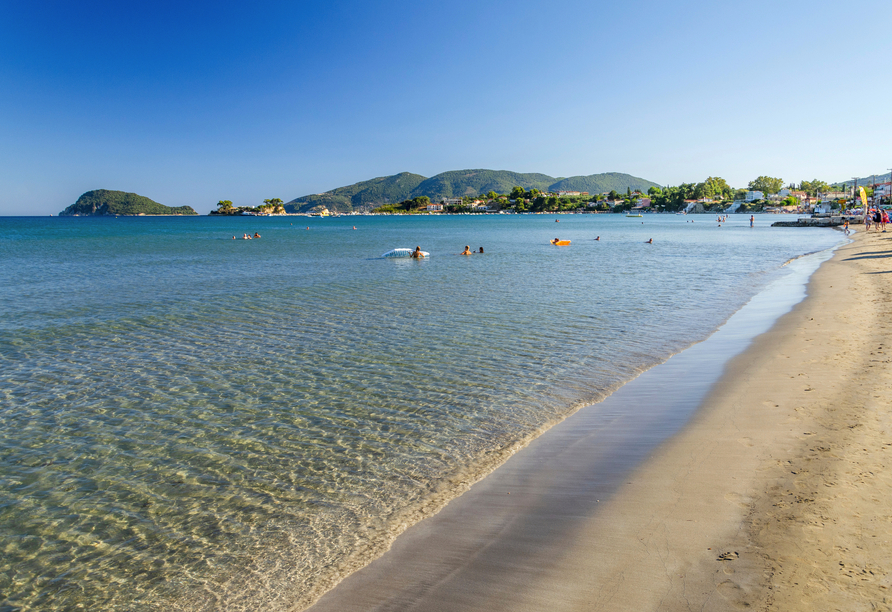 Entspannen Sie im Strand Ihres Urlaubsorts Laganas.