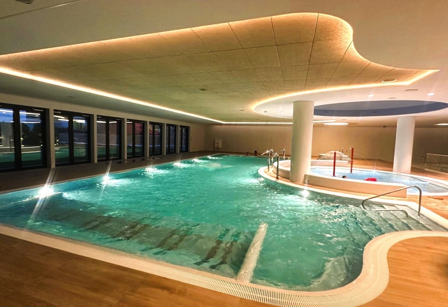 Momente der Entspannung erleben Sie im Hallenbad.