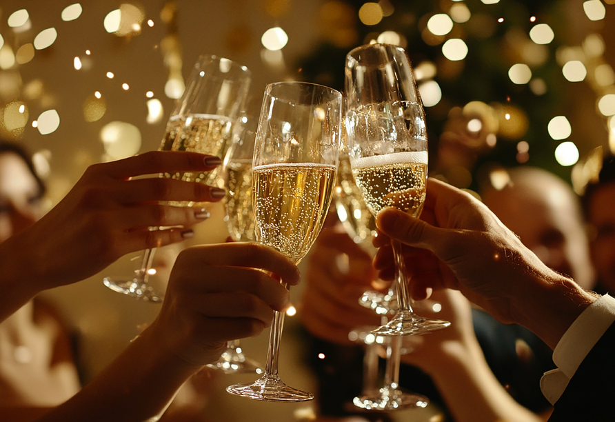 Mit einem Glas Sekt stoßen Sie um Mitternacht auf das neue Jahr an.