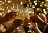 Mit einem Glas Sekt stoßen Sie um Mitternacht auf das neue Jahr an.