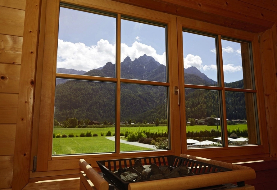 Der Ausblick von der Außensauna verspricht ein tolles Bergpanorama.