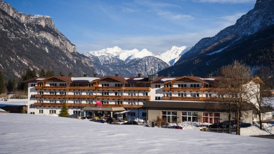 Ihr Hotel liegt eingebettet von einem malerischen Bergpanorama.