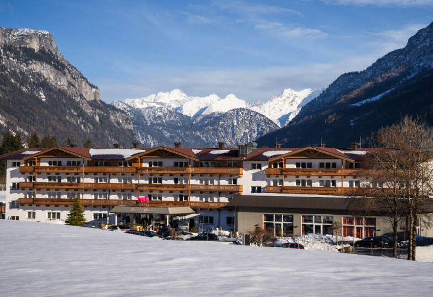 Ihr Hotel liegt eingebettet von einem malerischen Bergpanorama.