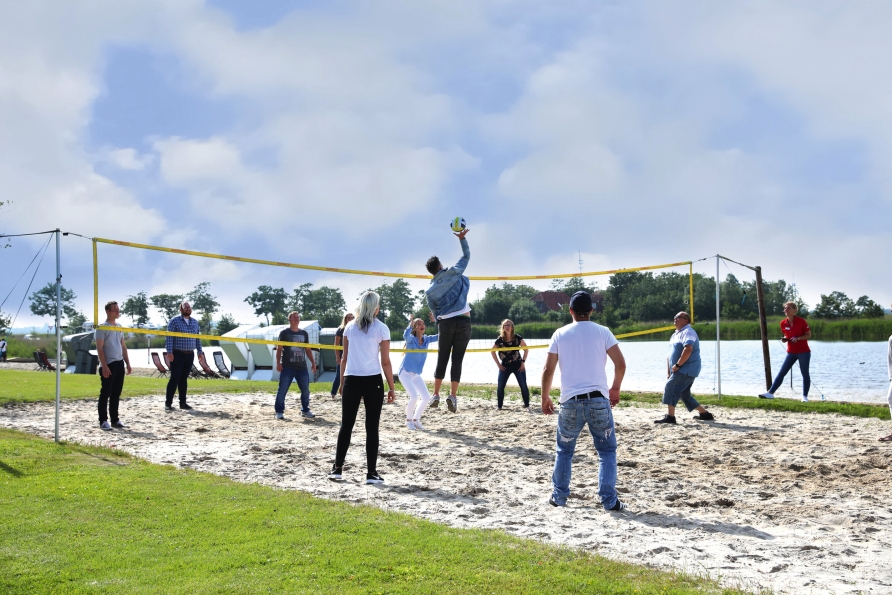 Beachvolleyball am Ufer des Wangermeers