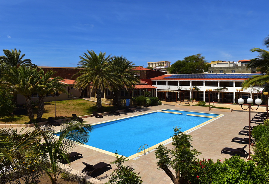 Entspannen Sie am Pool Ihres Hotel auf Santiago (Beispielhotel Pestana Trópico).