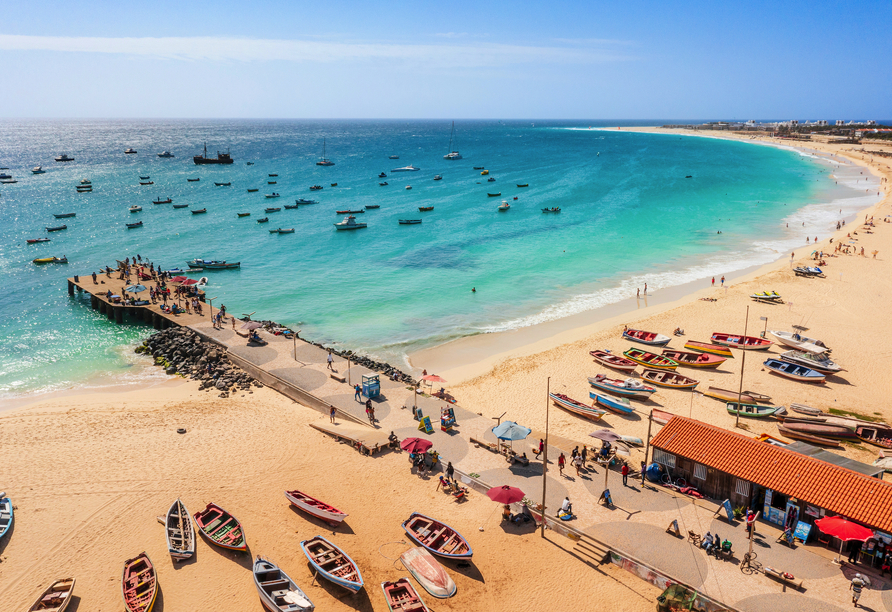 Der traumhafte Strand von Santa Maria auf Sal wird Sie verzaubern.