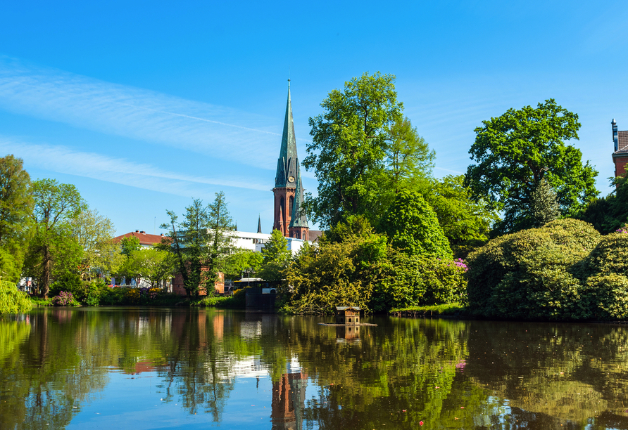 Blick auf den Teich und die St. Lamberti-Kirche von Oldenburg