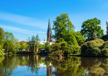 Blick auf den Teich und die St. Lamberti-Kirche von Oldenburg