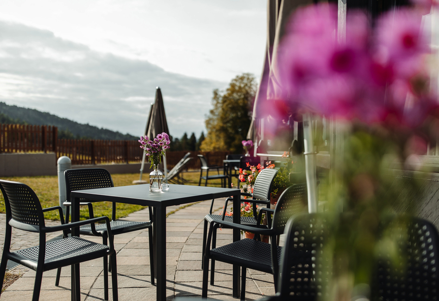 Die Terrasse lädt zum Verweilen ein. 