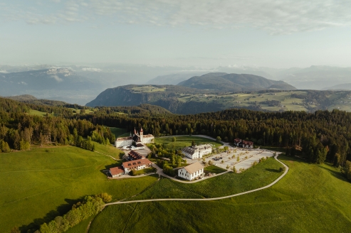 Ihr Hotel erwartet Sie auf einem traumhaften Hochplateau des Regglbergs.