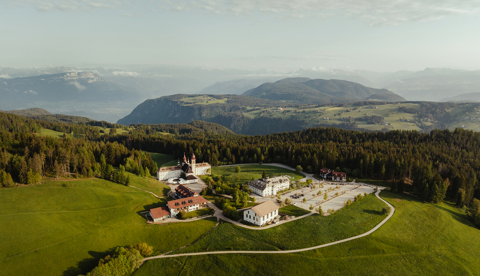 Ihr Hotel erwartet Sie auf einem traumhaften Hochplateau des Regglbergs.