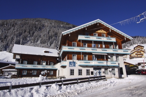 Außenansicht des SCOL Sporthotels Großglockner im Winter