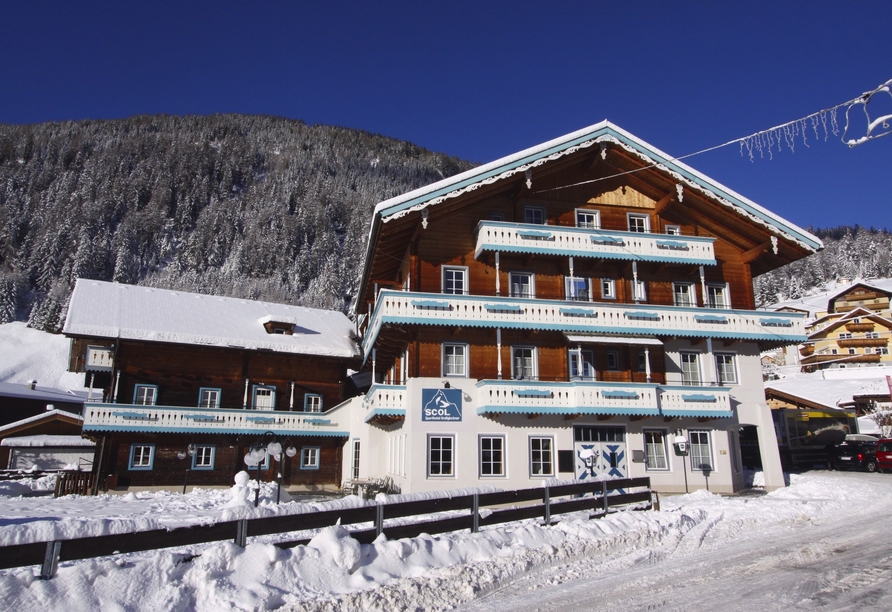 Außenansicht des SCOL Sporthotels Großglockner im Winter