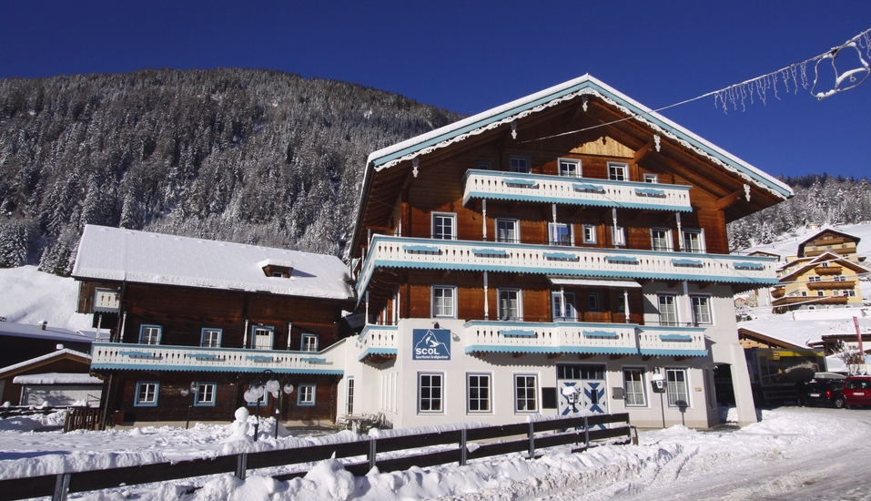 Außenansicht des SCOL Sporthotels Großglockner im Winter