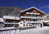 Außenansicht des SCOL Sporthotels Großglockner im Winter