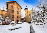 Außenansicht des Hotels im Winter