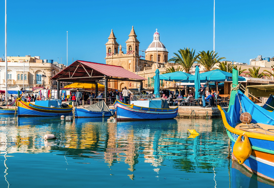 Blick auf die bunten Fischerboote im Hafen von Marsaxlokk