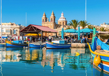 Blick auf die bunten Fischerboote im Hafen von Marsaxlokk