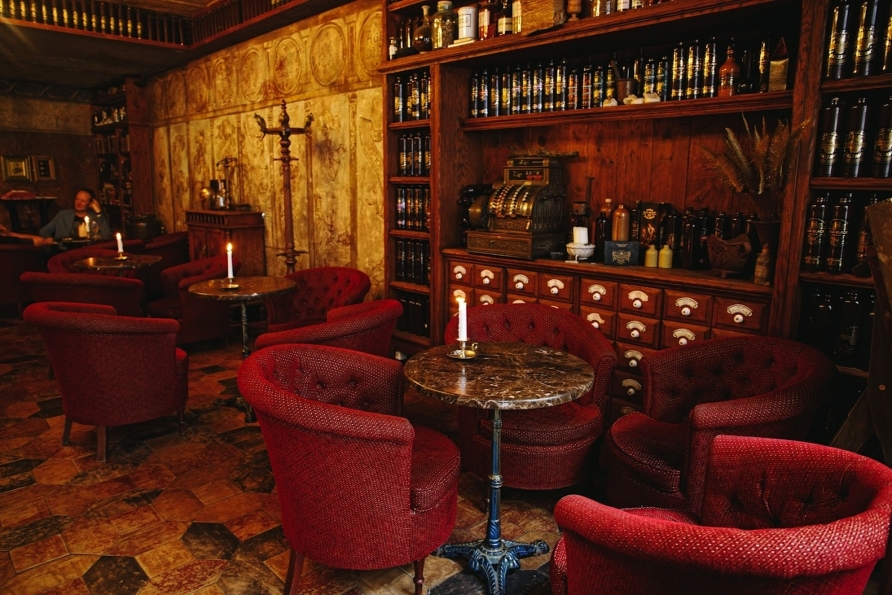 Genießen Sie die besondere Atmosphäre in der Black Magic Bar.