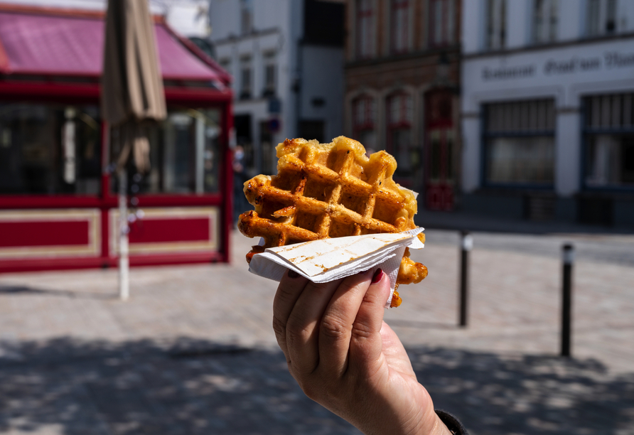Genießen Sie herrlich süße, frisch gebackene belgische Zuckerwaffeln.