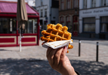 Genießen Sie herrlich süße, frisch gebackene belgische Zuckerwaffeln.