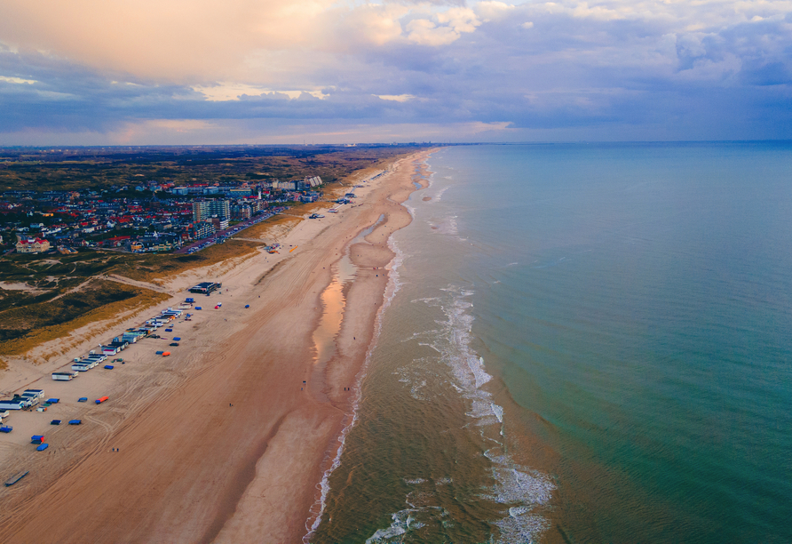 Egmond aan Zee hält traumhaft schöne Strandlandschaften bereit – perfekt für ausgedehnte Spaziergänge.