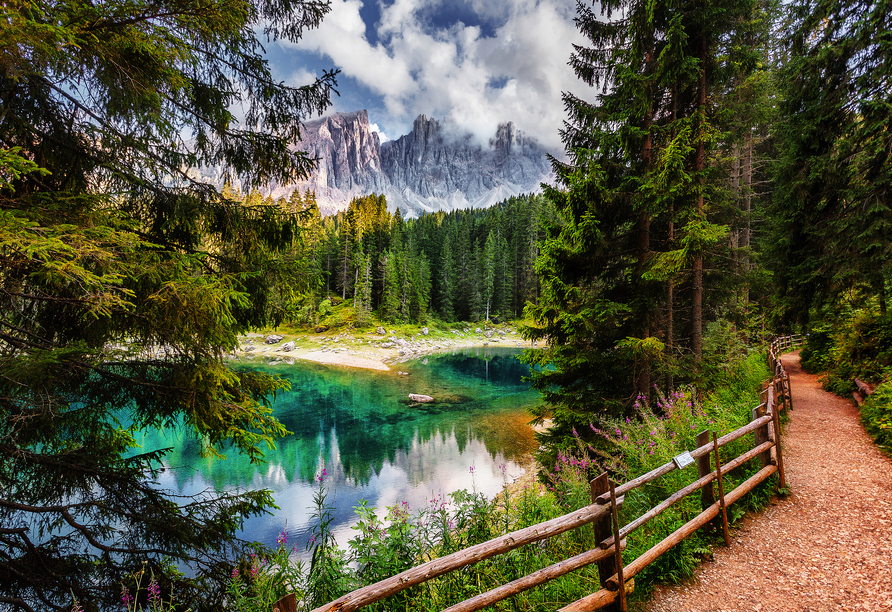 Unternehmen Sie schöne Wanderungen durch die Südtiroler Bergwelt, zum Beispiel rund um den malerischen Karersee.