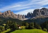 Das Rosengarten-Bergmassiv prägt das einzigartige Panorama der Dolomiten und lädt zu eindrucksvollen Bergtouren ein.