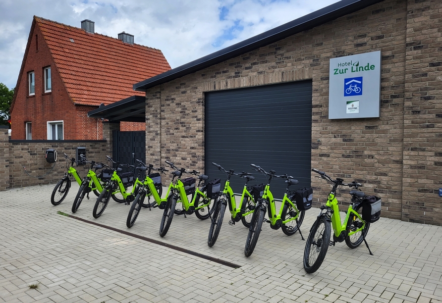 Leihen Sie sich im Hotel ein E-Bike aus und erkunden Sie die Umgebung.